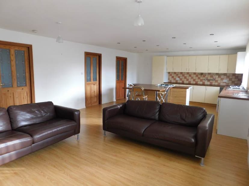 Image 1:2 bedroom Apartment or flat to rent