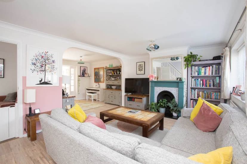 Image 2:4 bedroom Semi-detached house to rent