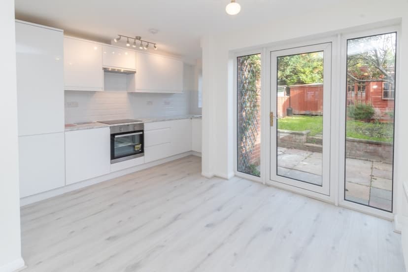 Image 2:4 bedroom End-of-terrace house to rent