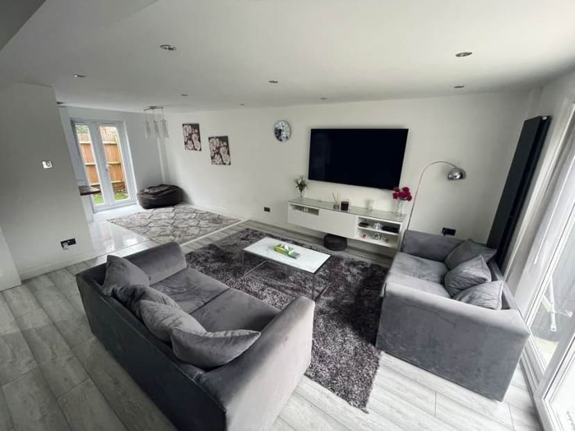 Image 1:3 bedroom End-of-terrace house to rent