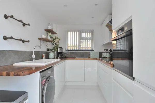 Image 2:3 bedroom End-of-terrace house to rent