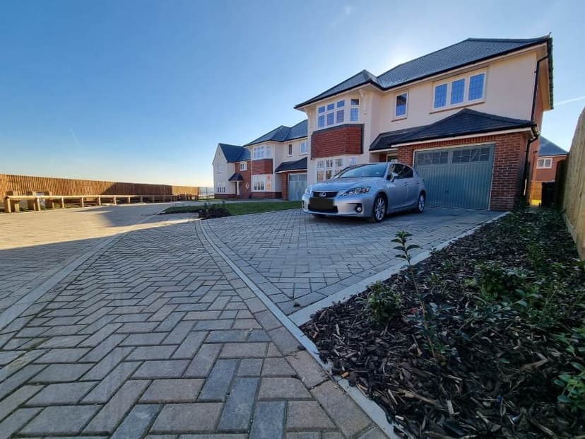 Image 1:4 bedroom Detached house to rent