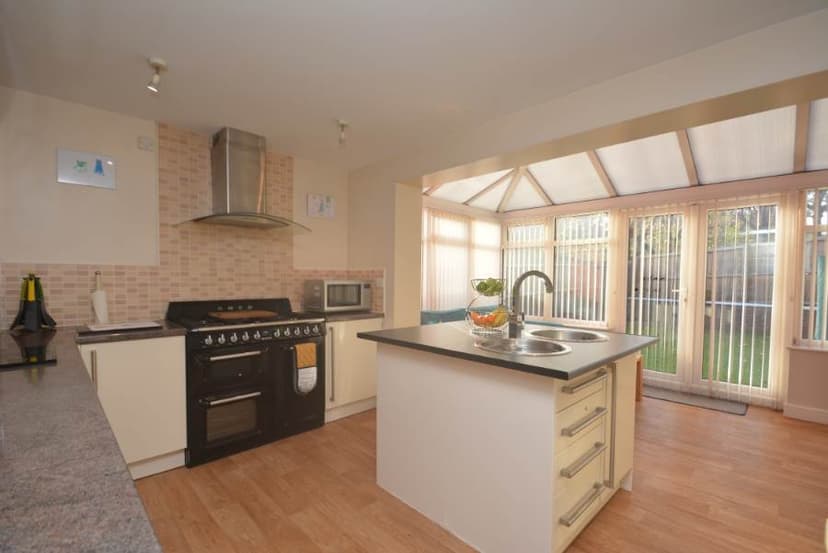 Image 2:5 bedroom Detached house to rent