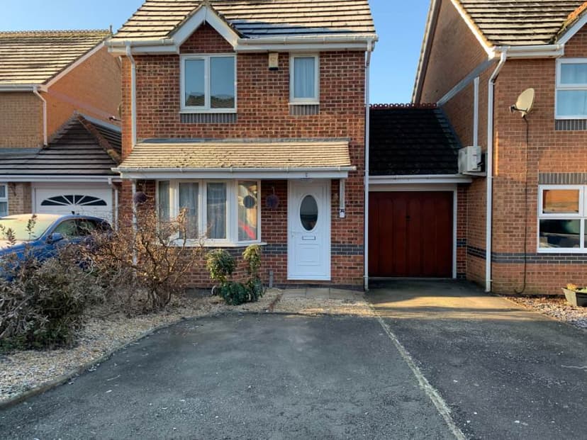 Image 1:3 bedroom Link-detached house to rent