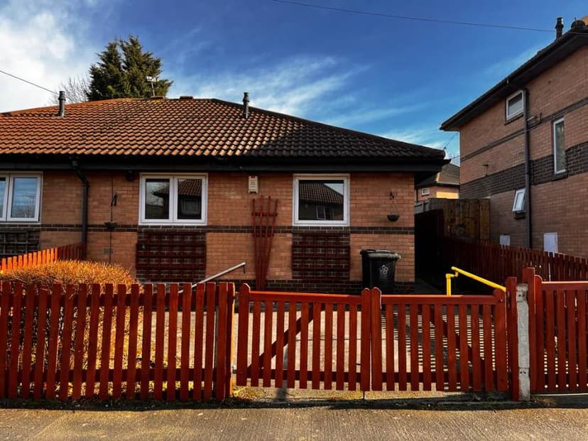 Image 1:2 bedroom Bungalow to rent