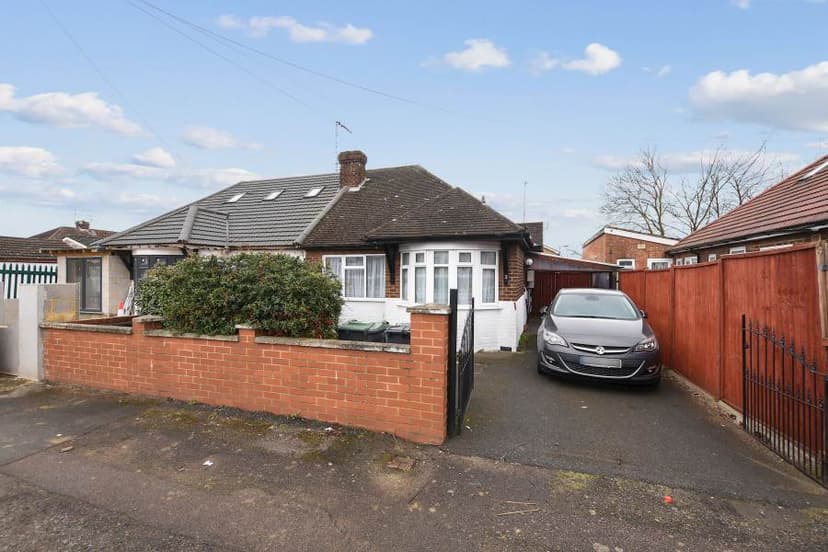 Image 1:2 bedroom Semi-detached bungalow to rent