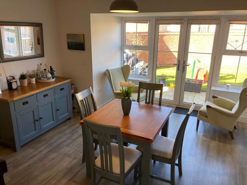 Image 2:4 bedroom Semi-detached house to rent