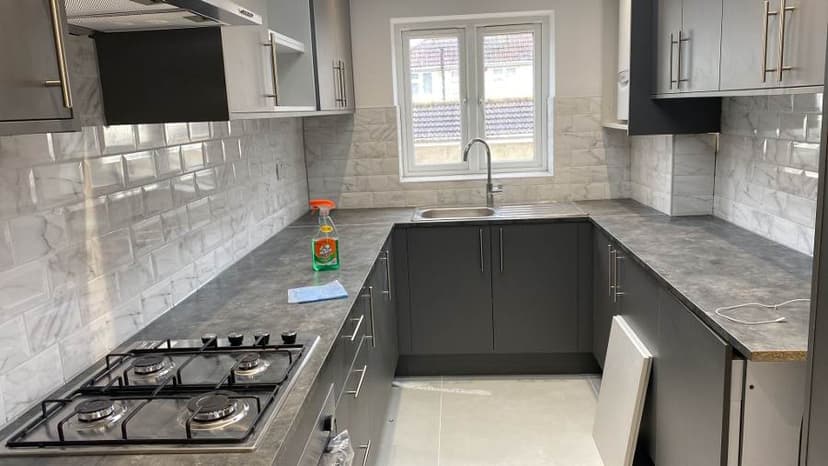 Image 1:5 bedroom Semi-detached house to rent