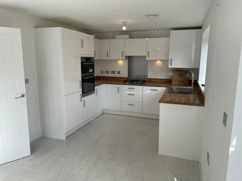 Image 2:4 bedroom Semi-detached house to rent