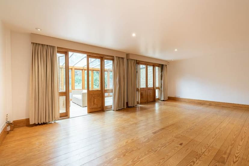 Image 2:3 bedroom Ground floor flat to rent