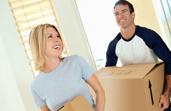 Moving Guide – our top tips to getting ready to move! Smiling couple carrying removal boxes